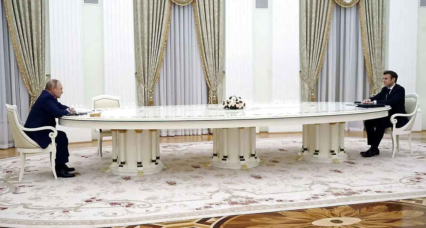 Det berømte bord mellem den franske præsident Emmanuel Macron (th.) og Vladimir Putin ved et møde i februar.