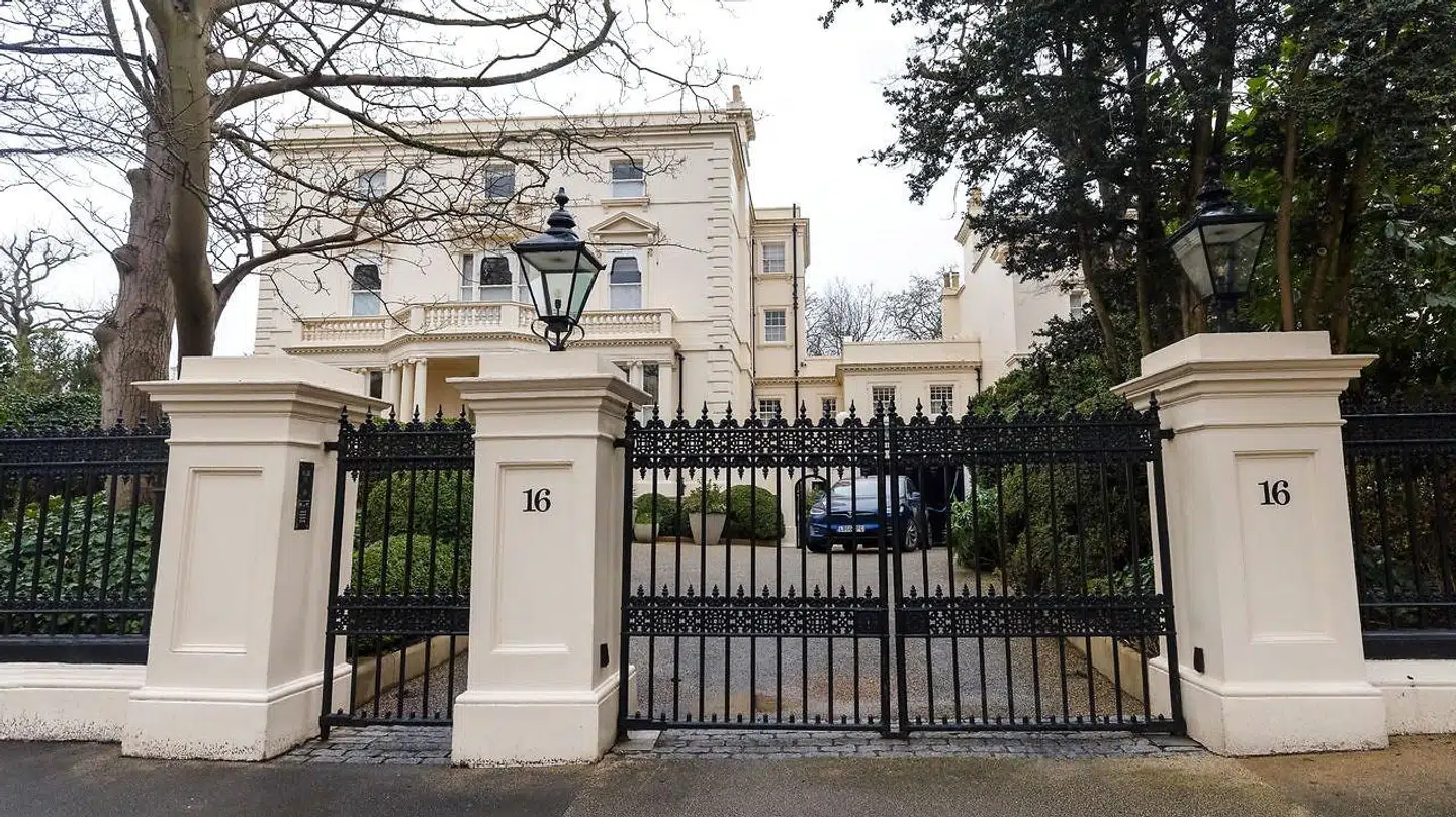 Det store palads på Kensington Palace Gardens, som Abramovich ejer.