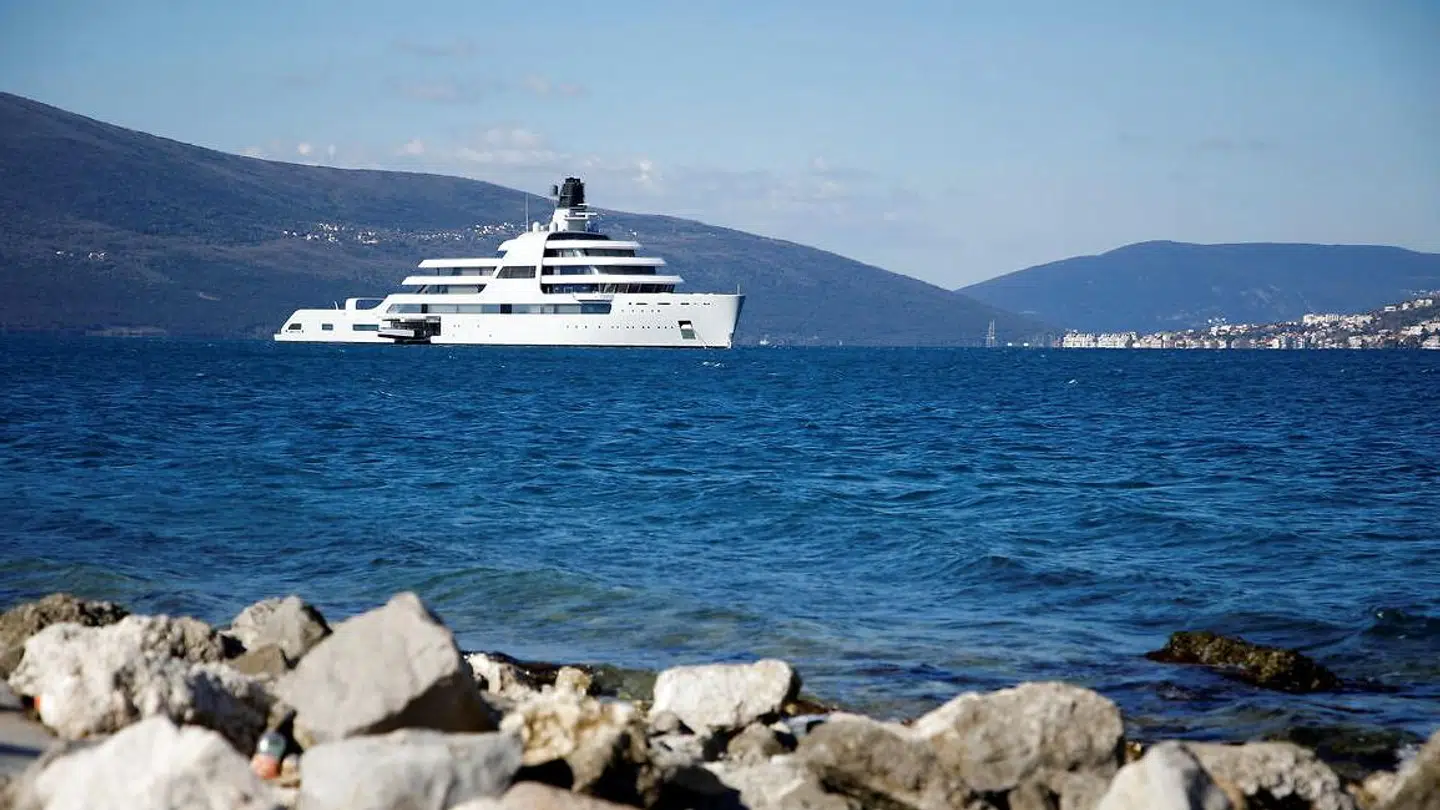Oligarkens ene superyacht 'Solaris' blev set nær Montenegro den 12. marts.