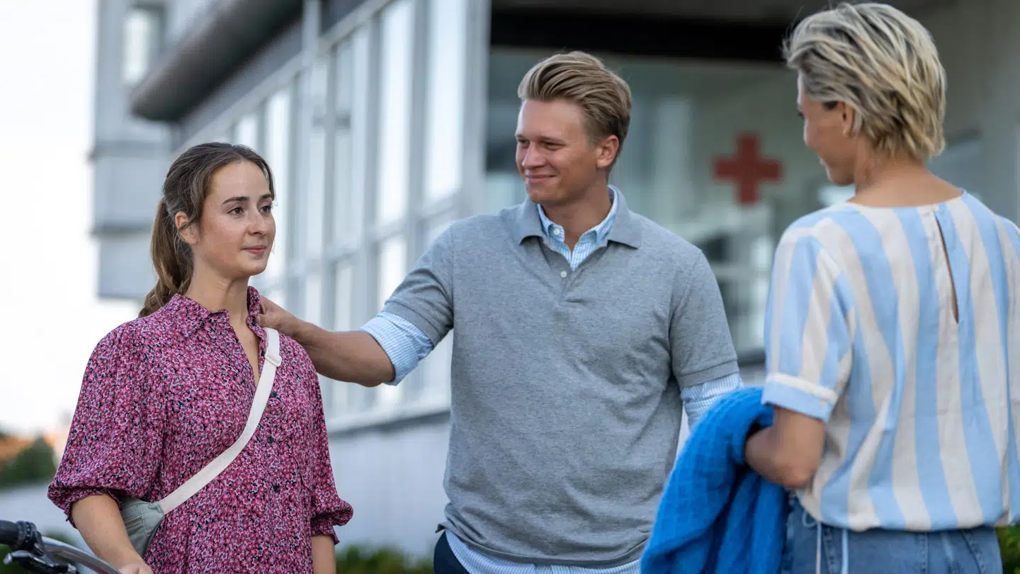 Mia Helene Højgaard (tv.) har erstattet Laura Kjær i rollen som Dan Sommerdahls datter, Laura.