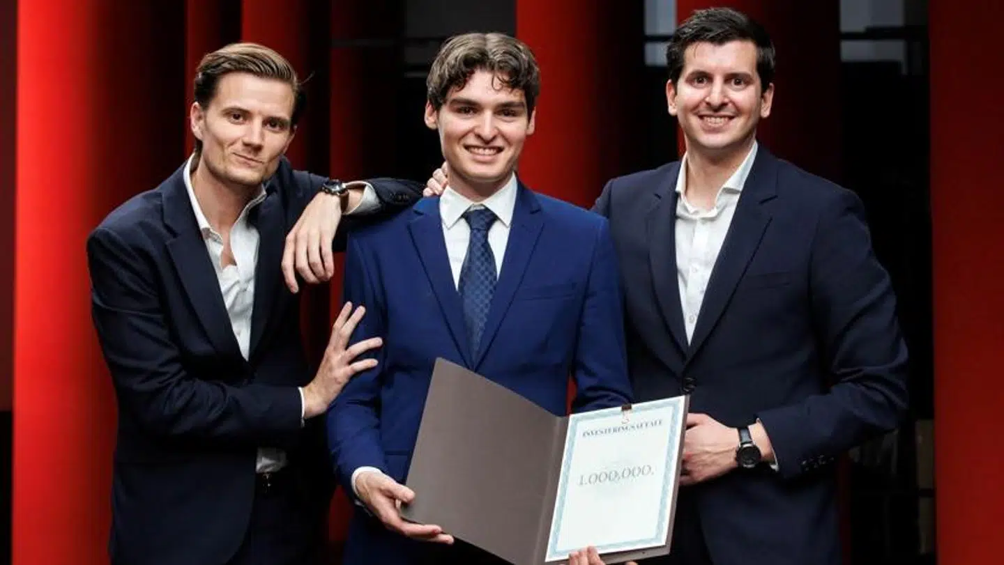 Programmets to dommere, Mads Andreas Olesen og Vasilij Brandt, har investeret og dermed købt sig ind som partnere i Alexandre Junckel Rosenkildes virksomhed.