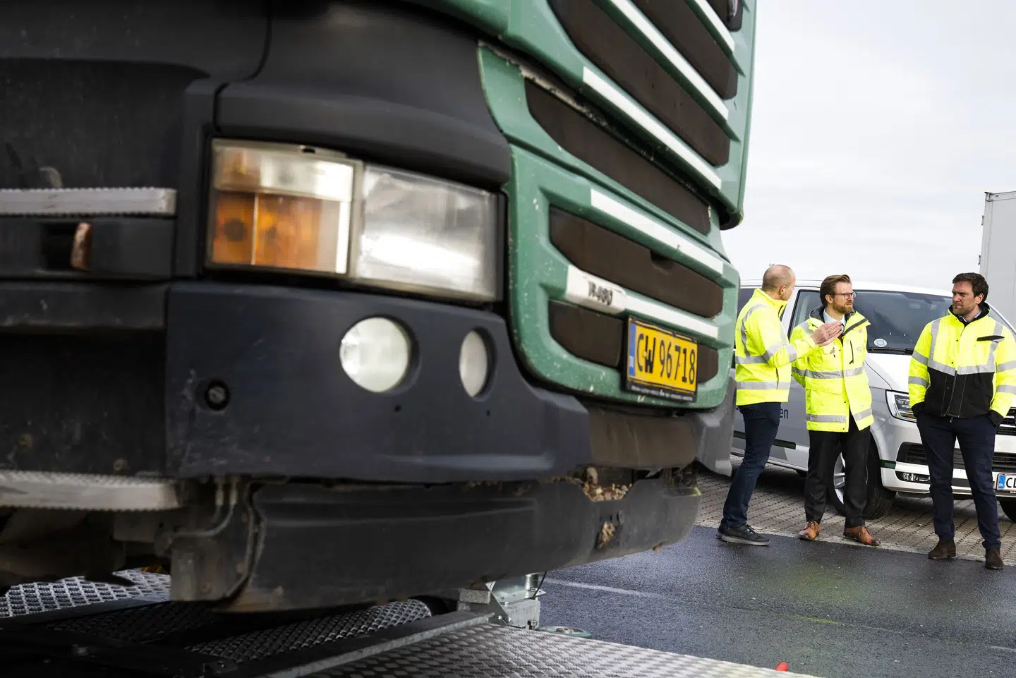 Anklagemyndigheden vil have en fynsk vognmandsfamilie straffet for fusk med hviletider. På billedet ses daværende transportminister Benny Engelbrecht (S) på lastbilrazzia med politiet. Razziaen har ingen forbindelse til sagen mod vognmandsfamilien. Martin Sylvest/Ritzau Scanpix