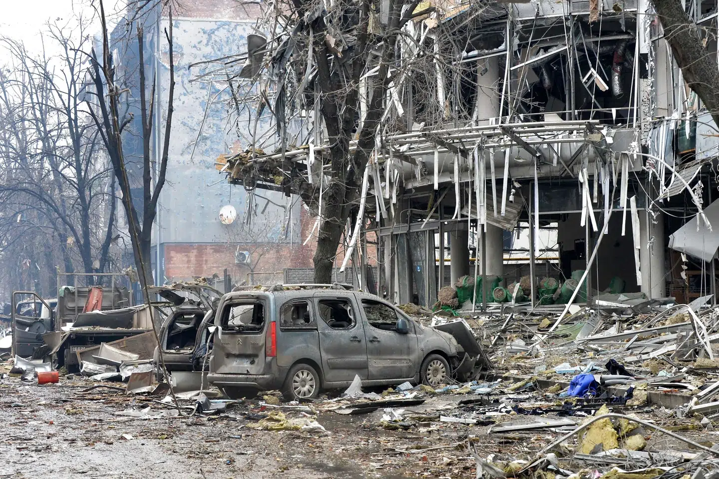 En ødelagt bygning i Ukraines næststørste by, Kharkiv, tidligere på måneden. Efter 17 dages krig er der nu forsigtig optimisme i forhandlingerne mellem Ukraine og Rusland. Sergey Bobok/Ritzau Scanpix