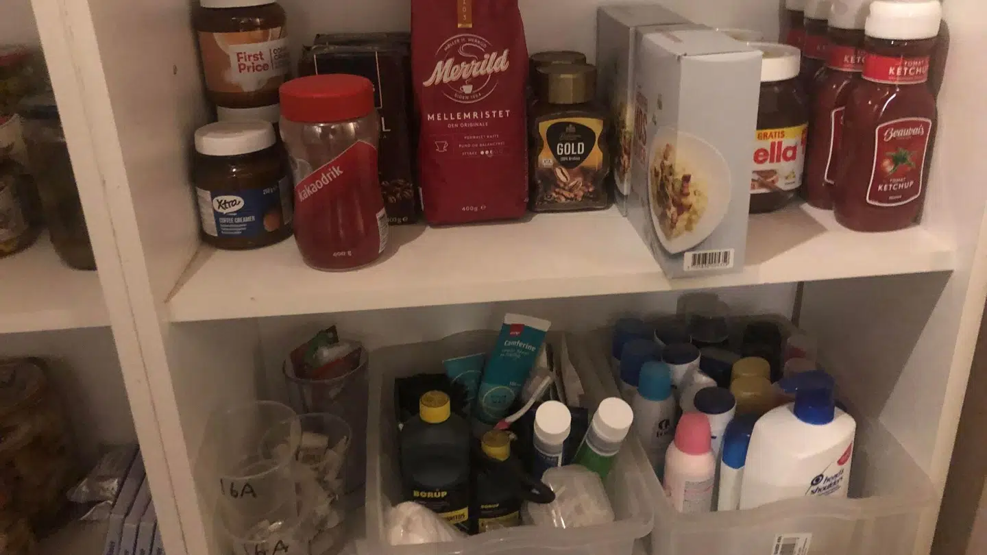 Et lille udpluk af Christinas meget store lager af fødevarer og hygienjeprodukter.