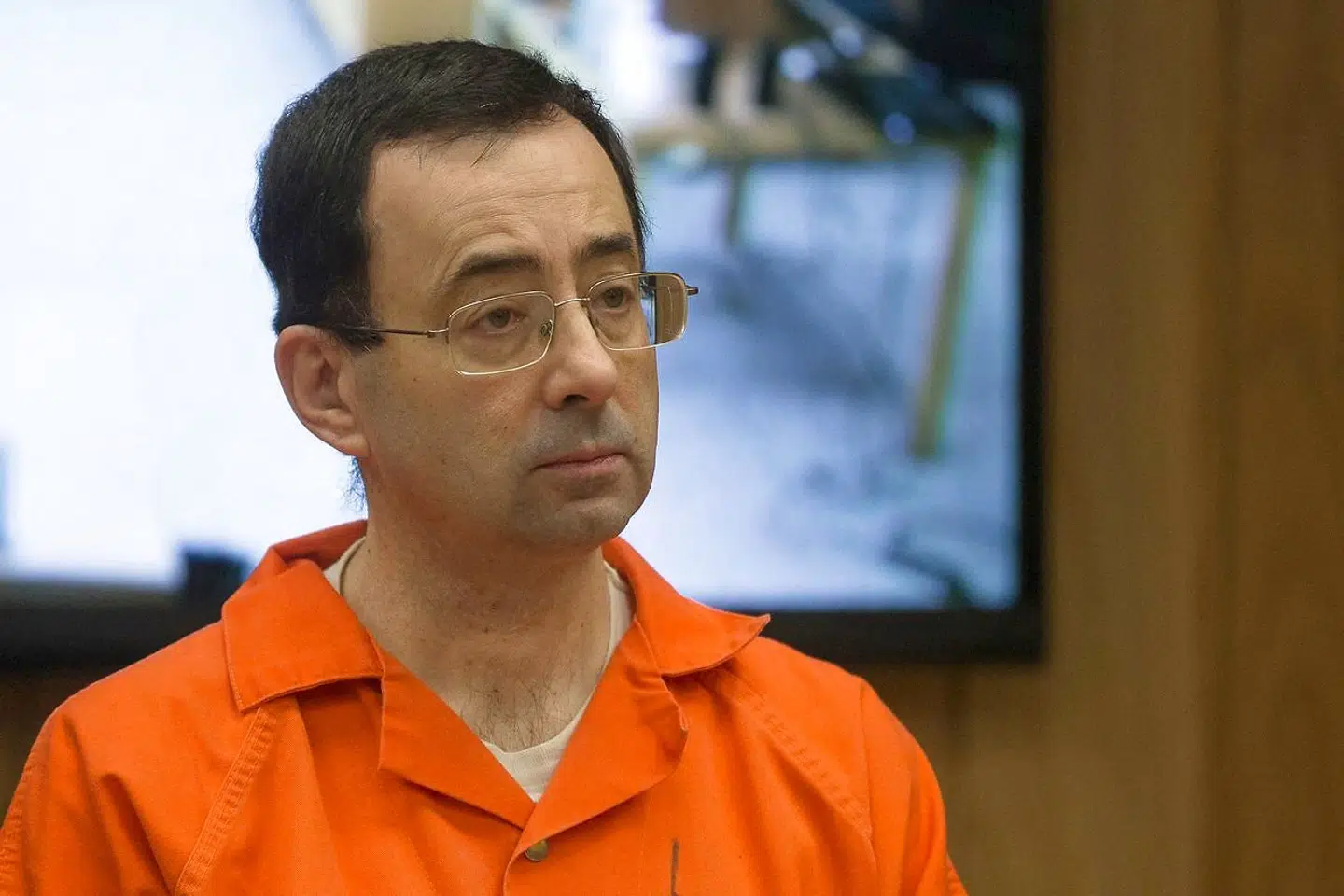 Larry Nassar ses her under retssagen.