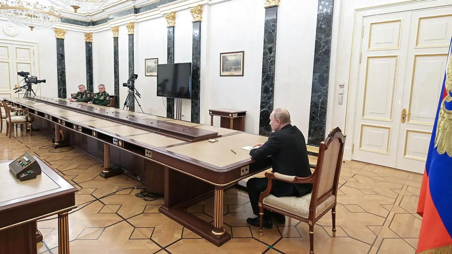 Sergej Sjojgu ved et møde med Putin under krigen i Ukraine. Vladimir Putin sad i en længere periode ved meget lange borde og med lang afstand til folk, han holdt møder med. Angiveligt af frygt for sygdom eller mere vidtgående ting.