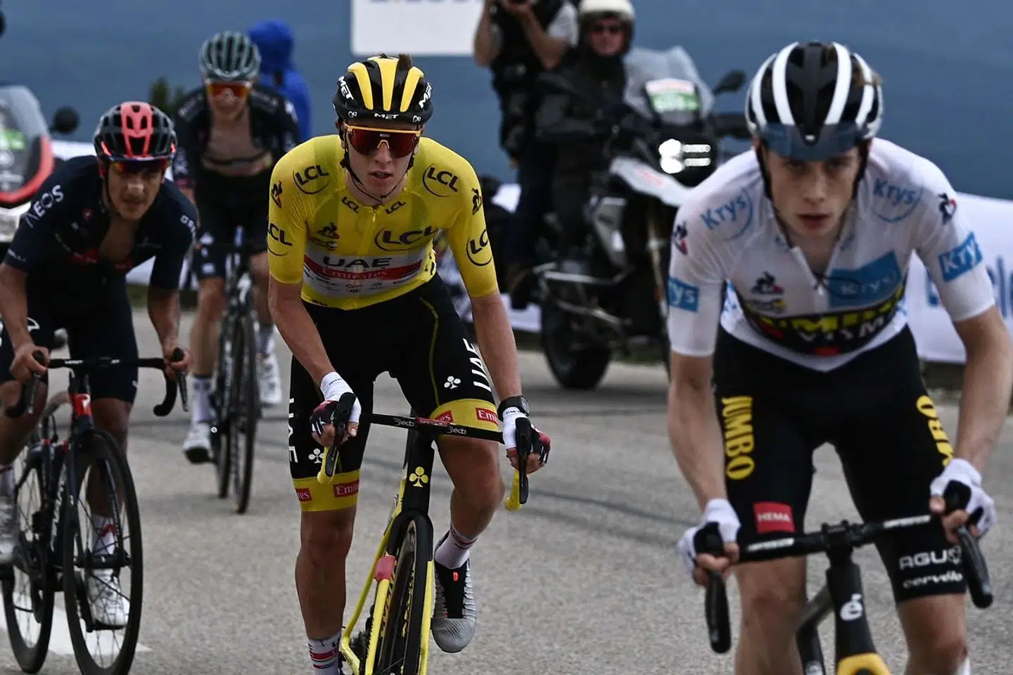Jonas Vingegaard (til højre) satte Tadej Pogacar på legendariske Mont Ventoux sidste år til Tour de France.