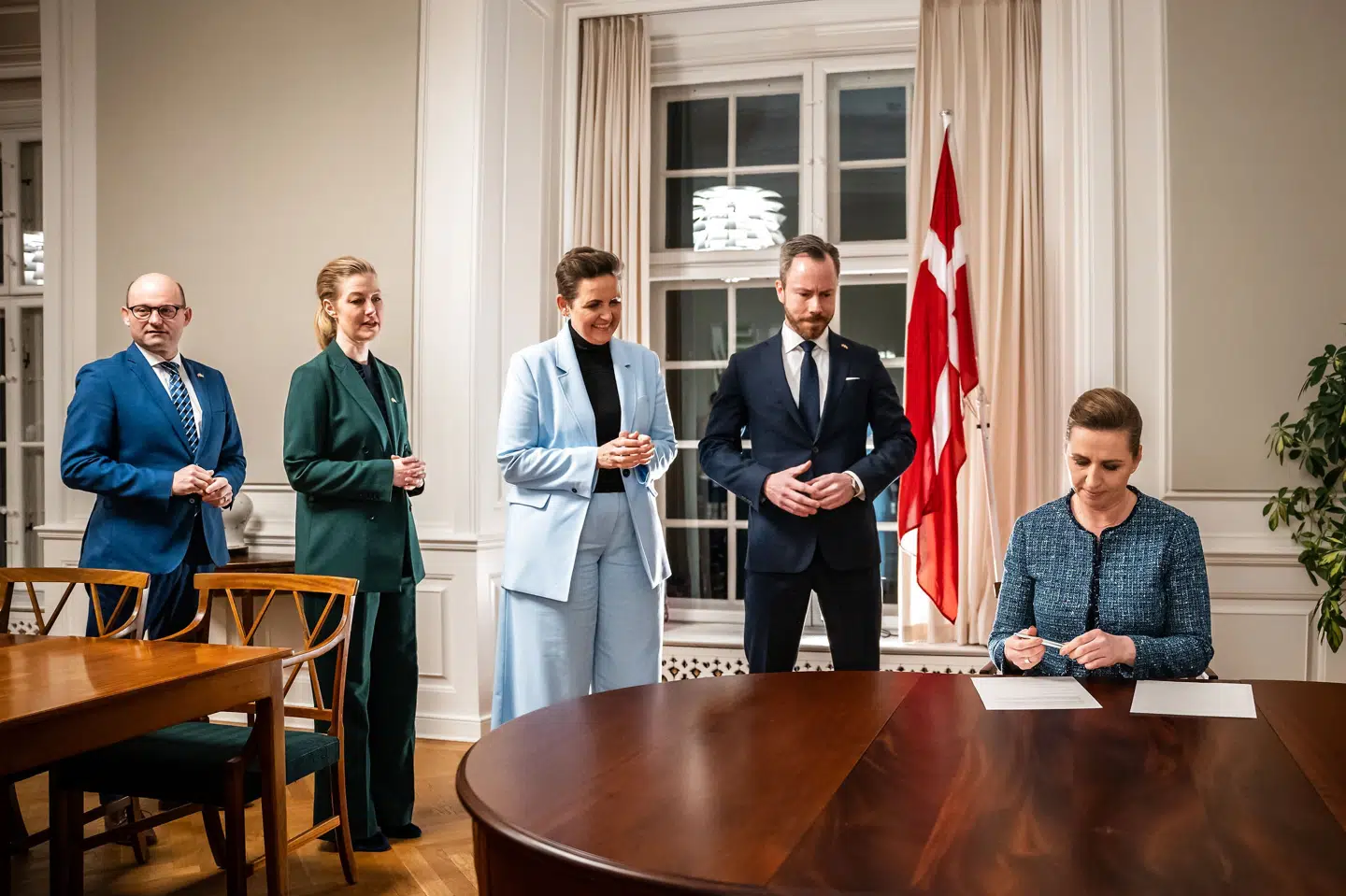 Folkeafstemningen om forsvarsforbeholdet blev besluttet i aftalen Nationalt kompromis om dansk sikkerhedspolitik, som statsminister Mette Frederiksen (S) sammen med partilederne Søren Pape (K), Sofie Carsten Nielsen (R), Pia Olsen Dyhr (SF) og Jakob Ellemann-Jensen (V) præsenterede 6. marts. Emil Helms/Ritzau Scanpix