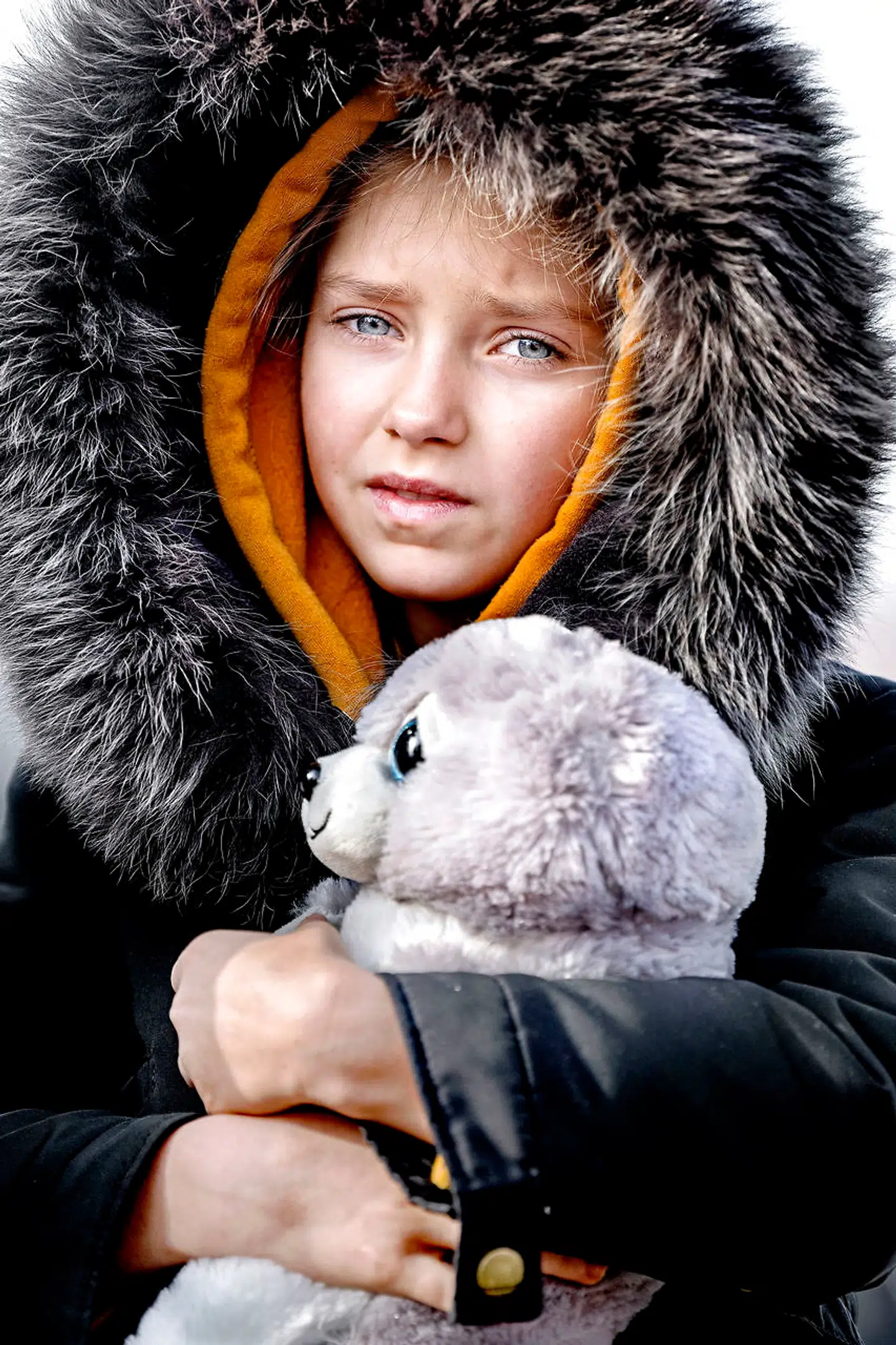 En lille ukrainsk pige med en bamse har netop krydset den Ukrainsk-polske grænse ved Hrebenne, sammen med sin mor.