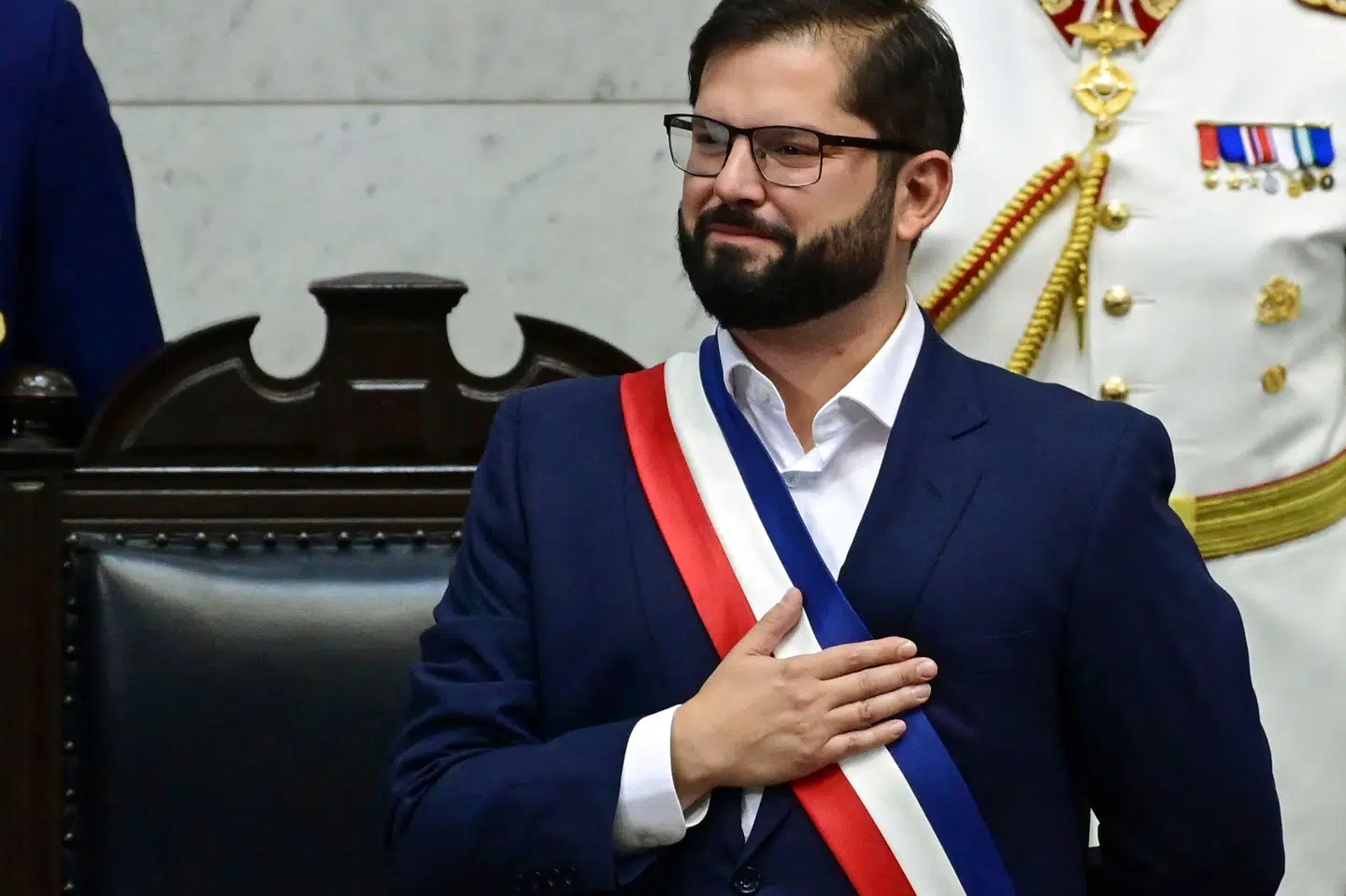 Valget af Gabriel Boric som præsident indikerer en ny politisk retning for Chile, og det markerede Boric med åbne skjorteflipper og intet slips fredag, da han aflagde ed. Martin Bernetti/Ritzau Scanpix