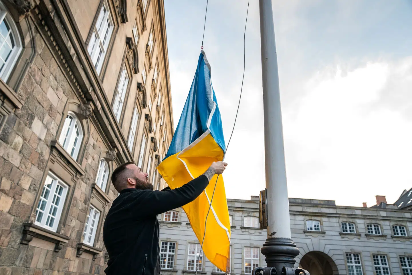 Folketinget hejste det ukrainske flag ved siden af Dannebrog i sympati med Ukraine ved hovedtrappen til Christiansborg Slot torsdag den 3. marts 2022. (Arkivfoto). Ida Marie Odgaard/Ritzau Scanpix