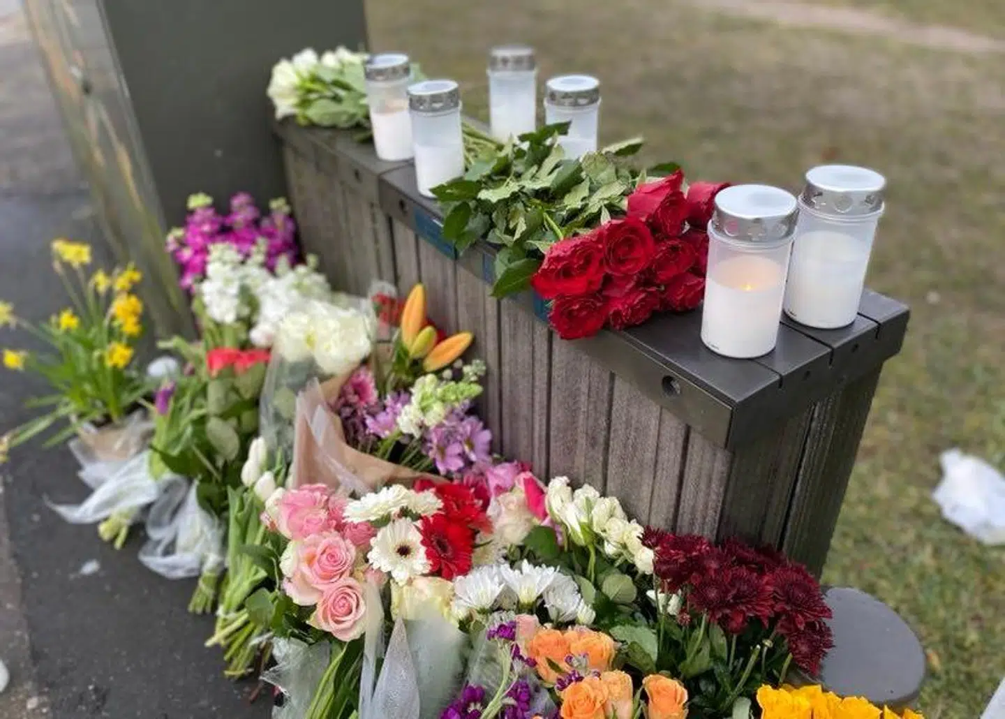 Flere har været forbi stedet, hvor den unge mand, som ifølge politiet kommer fra Aarhus, blev dræbt. Der er tændt lys og sat blomster for at ære hans minde.