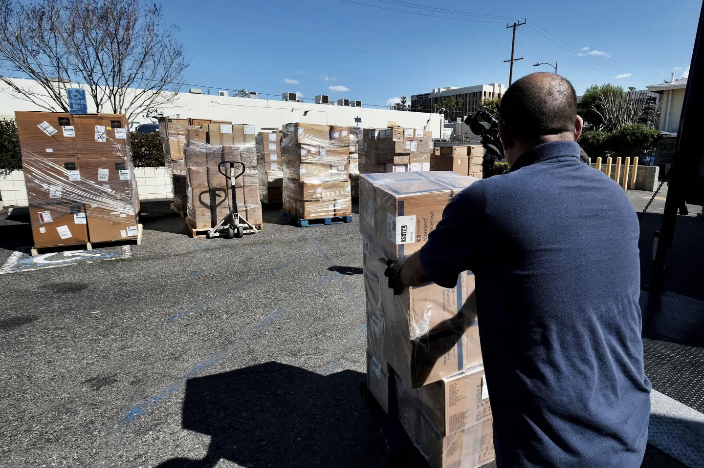 En mand hjælper med at pakke medicinsk udstyr og fornødenheder til Ukraine i den amerikanske delstat Californien. Richard Vogel/Ritzau Scanpix
