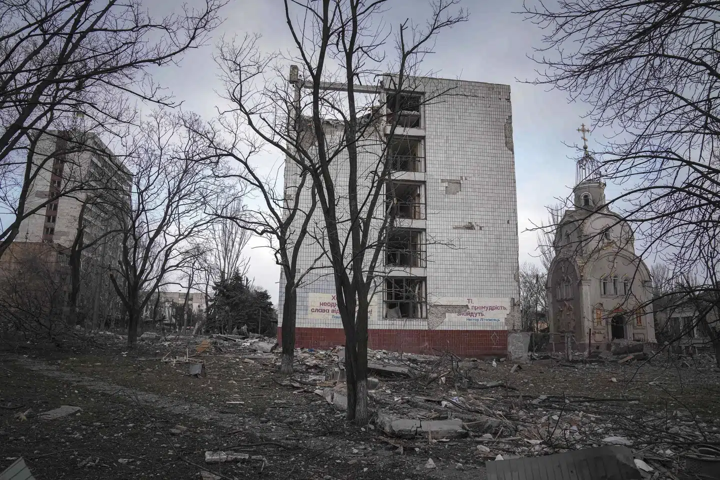 En smadret bygning i den sydlige havneby Mariupol. Russiske angreb har ødelagt for et kæmpe milliardbeløb ifølge økonomisk rådgiver. Evgeniy Maloletka/Ritzau Scanpix