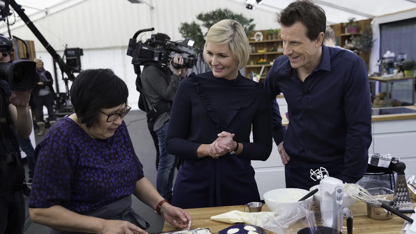 Dommerparret Katrine Foged-Thomsen og Markus Grigo med kameramænd og hitdeltageren Rosa Kildahl tilbage i 2017-sæsonen.