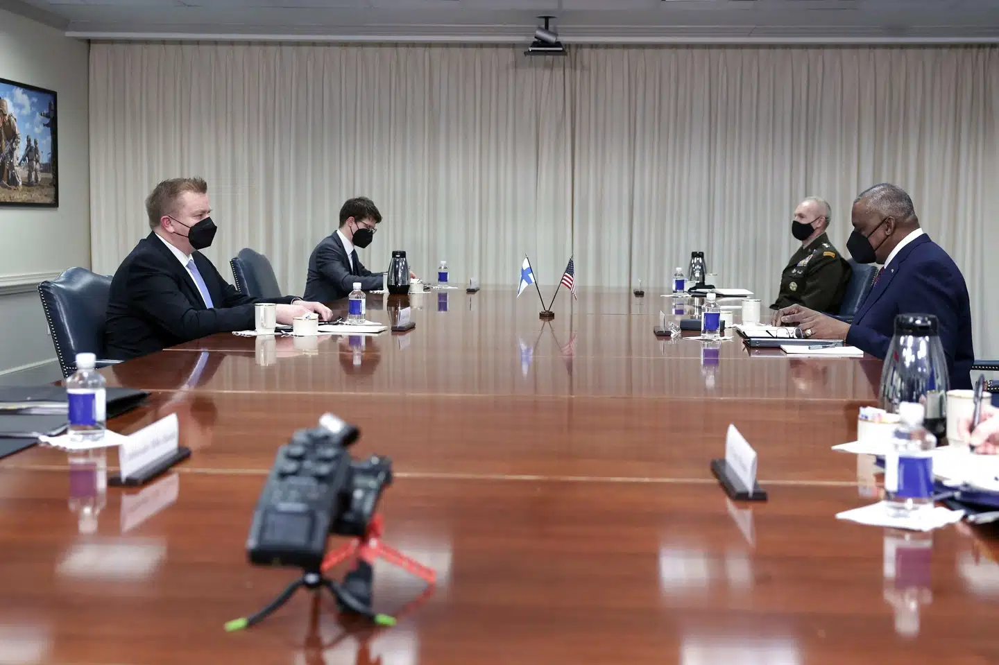 Finlands forsvarsminister, Antti Kaikkonen (til venstre), er torsdag mødtes med USA's forsvarsminister, Lloyd Austin (til højre), i Washington. Kevin Dietsch/Ritzau Scanpix
