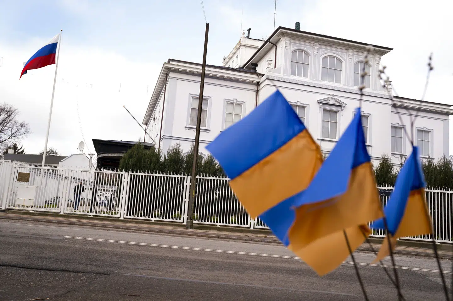 Den russiske ambassade i København har på det seneste været mål for flere demonstrationer. Torsdag morgen blev den udsat for hærværk, da en cyklist kastede rød farve mod ambassadens bagside. (Arkivfoto). Liselotte Sabroe/Ritzau Scanpix