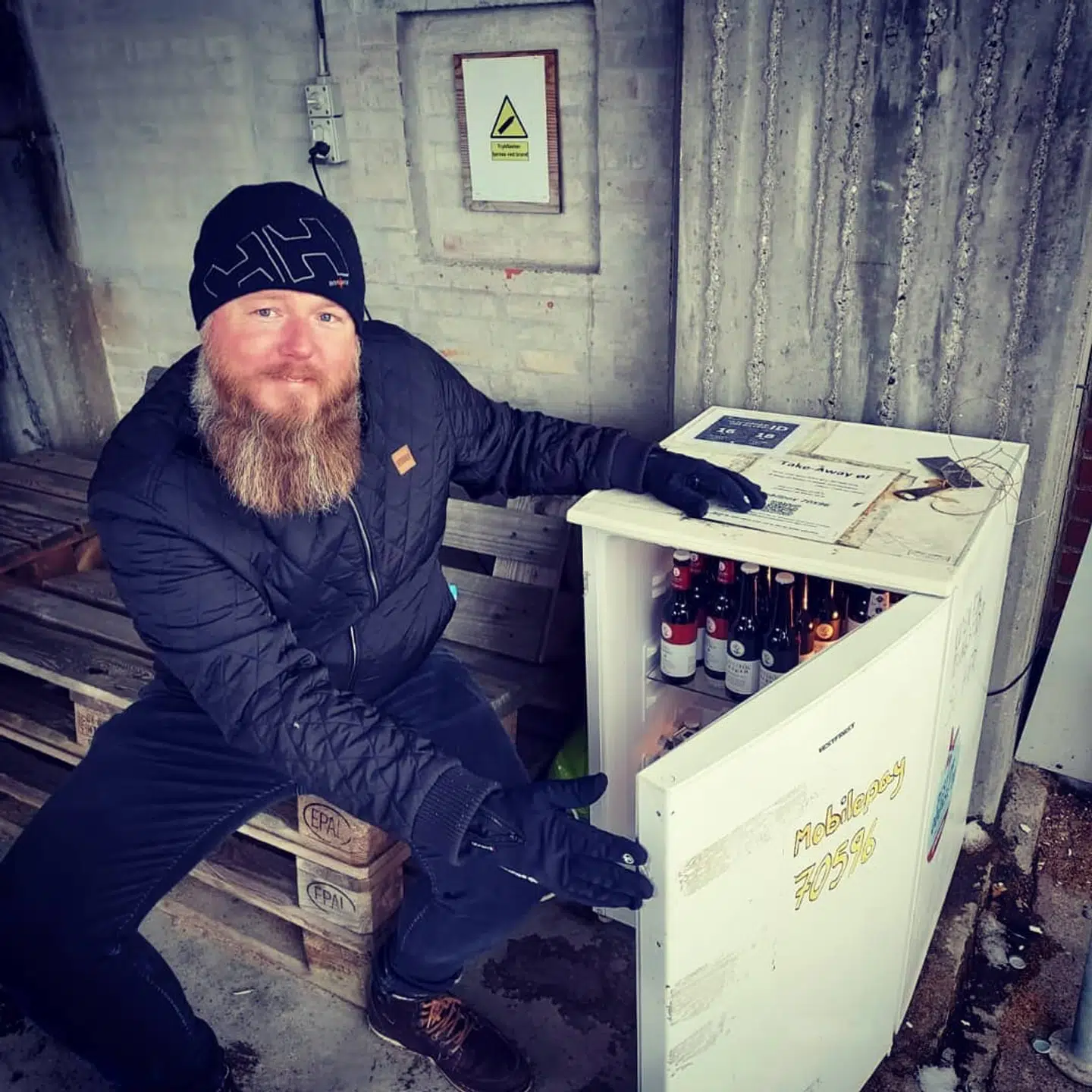 Under den første coronanedlukning i marts 2020 stod alt, hvad Claus Rosensparre kunne tjene penge på, i et køleskab på Møllekajen ved Odense Havn. Siden er der sket meget i brygmesterens liv, og 1. marts 2022 blev han direktør for Broløkke Herregårdsdestilleri & Bryggeri. Foto: Privatfoto