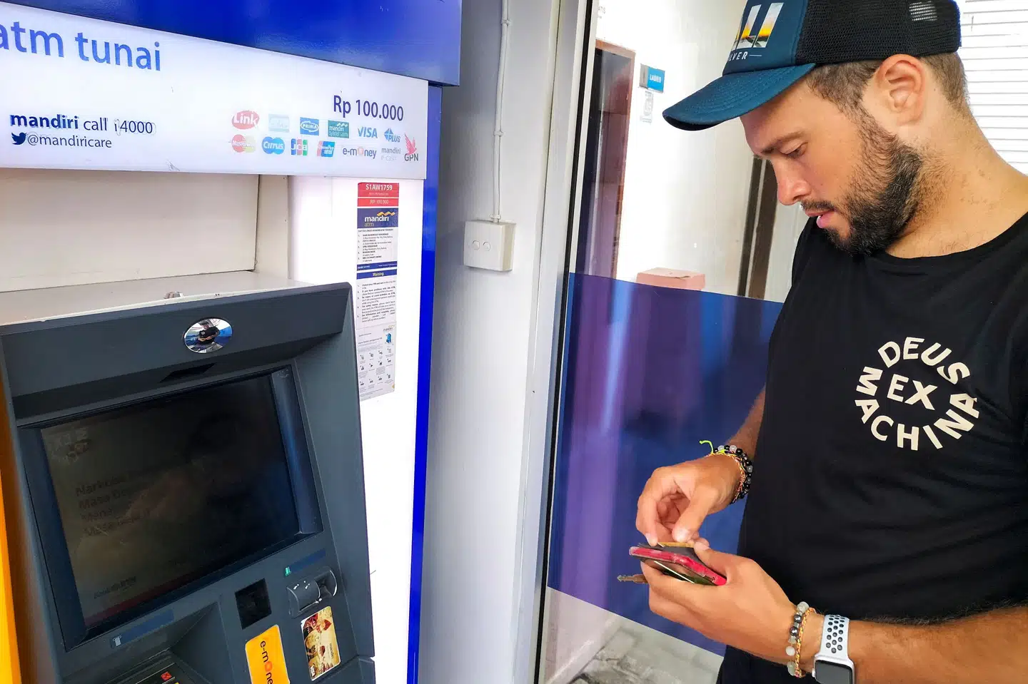 Konstantin Ivanov (foto) overvejer at tage et job på Bali, efter at han ikke længere kan hæve kontanter på sit russiske kreditkort. Stringer/Reuters