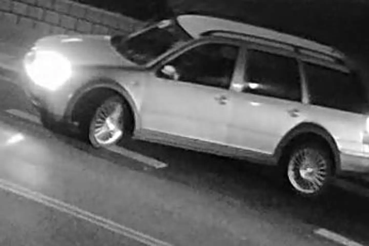 Østjyllands Politi vil gerne høre fra folk, som har set denne bil i Viby ved Aarhus natten til tirsdag. Bilen blev fundet udbrændt på Ormslevvej. Politiet mener, at den har forbindelse til drabet på en 21-årig mand, som blev fundet skudt i sin bil. Østjyllands Politi/Free