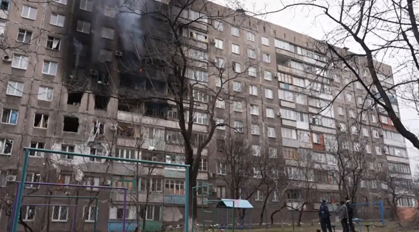 Her ses beskudt boligblok i Mariupol. Foto: Screenshot af videoen fra AP.