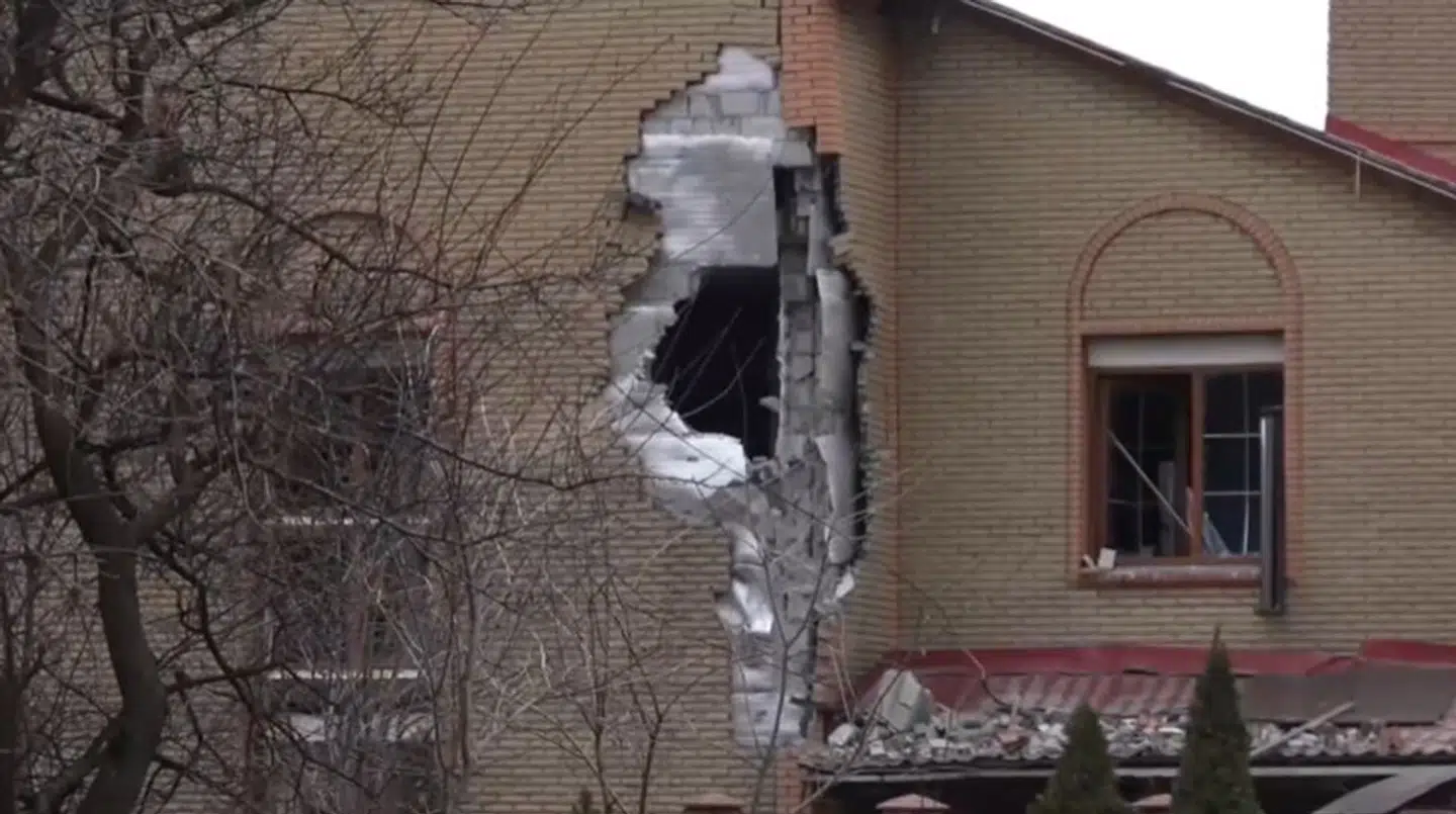 Her ses stort hul på et hus, der er ramt af missil i Mariupol. Foto: Screenshot af videoen fra AP.