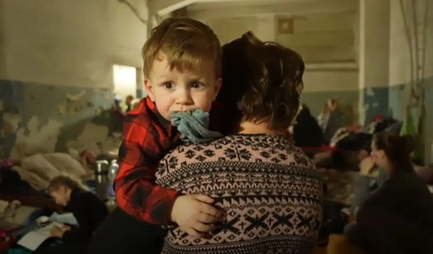 Her er en mor med sit barn i en kældrene, hvor borgerne gemmer sig. Foto: Screenshot af videoen fra AP.