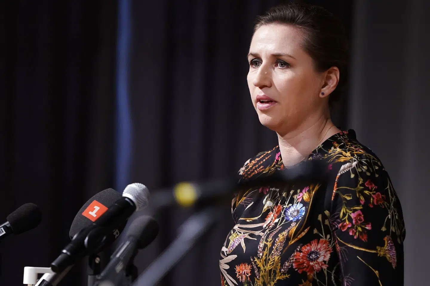 Ved et arrangement onsdag har statsminister Mette Frederiksen (S) ansigt til ansigt givet den undskyldning, som hun skriftligt gav i december 2020, hvor corona-hensyn forhindrede et arrangement. Liselotte Sabroe/Ritzau Scanpix