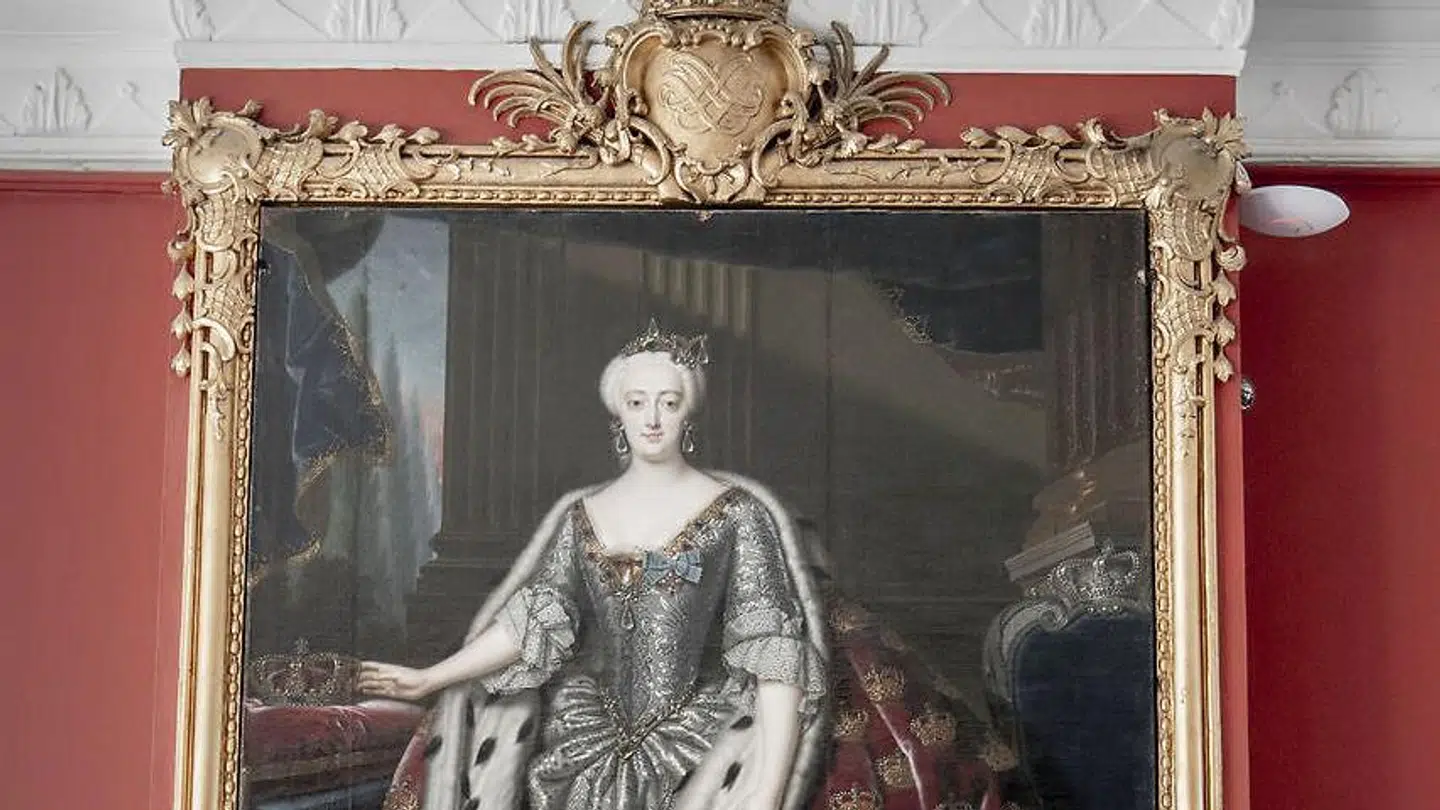 Der hænger mange gamle malerier på det gamle slot.