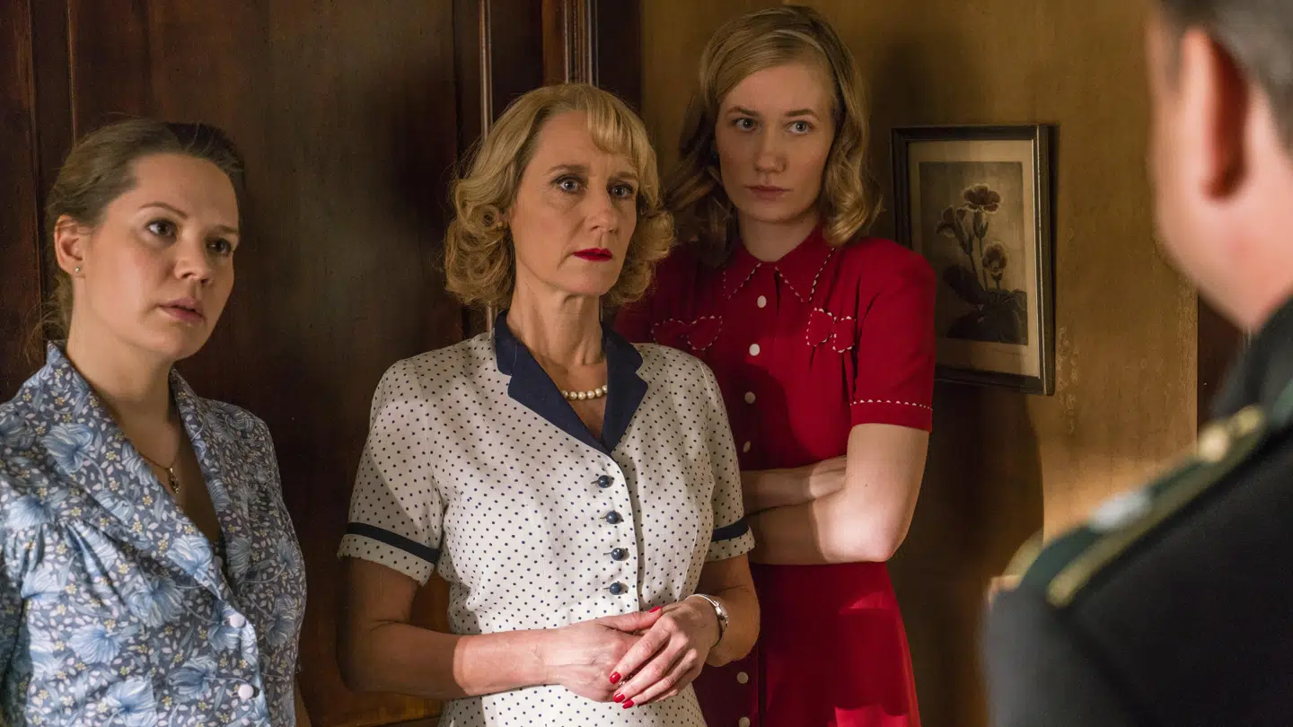 Amalie Dollerup og Anette Støvelbæk som Amanda og Alice i 'Badehotellet'.