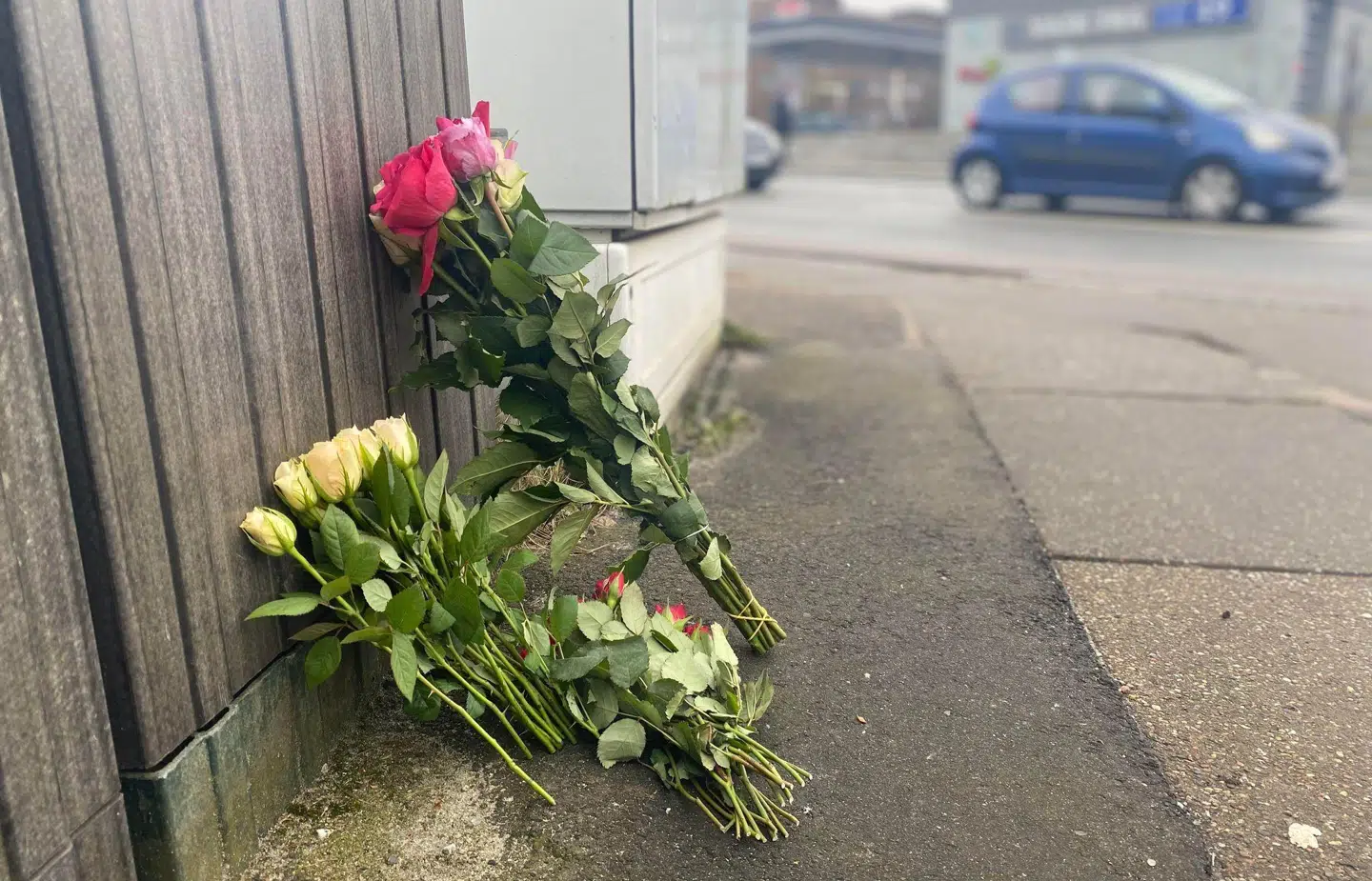 Der er blevet sat blomster til ære for den 21-årige.