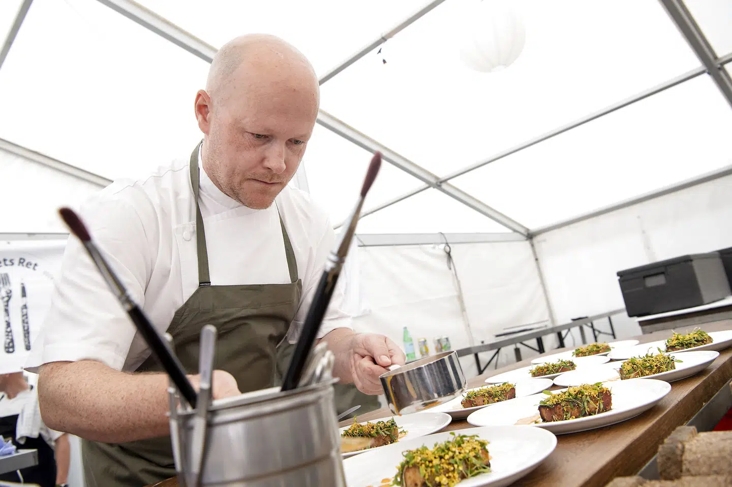Kok Jakob Mielcke var dommer i MasterChef for første gang i 2013. I år er han også en del af dommerpanelet sammen med kokkekollegerne Jesper Koch, Thomas Castberg og Dak Wichangoen. (Stillfoto). Thomas Sjørup/Ritzau Scanpix