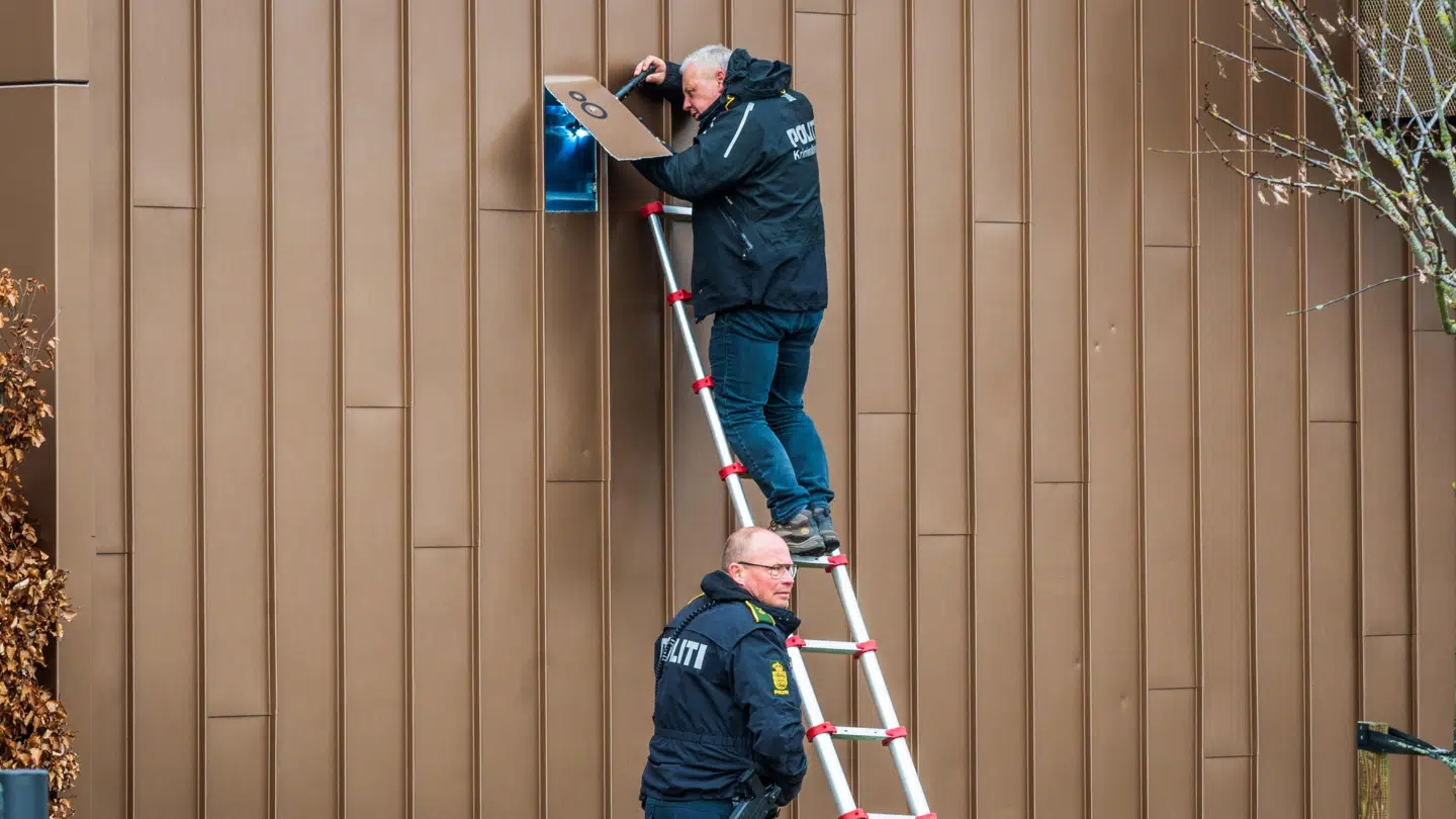 Politiet har nu afmærket et stykke på boligblokken her, som de mener er blevet ramt af skud.