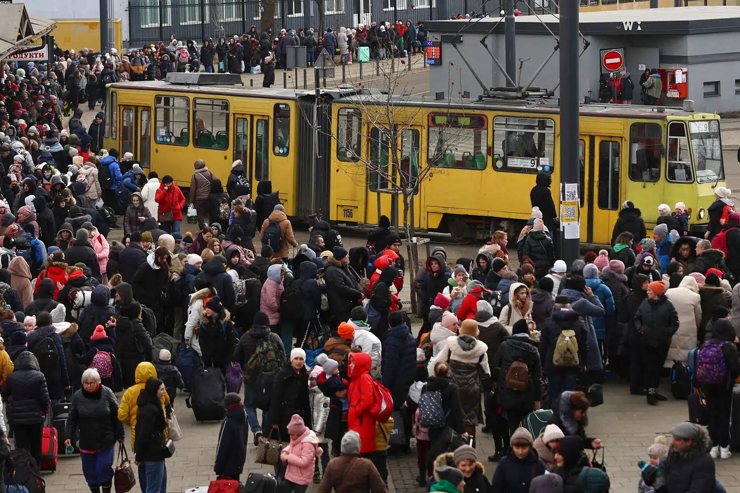 En stor menneskemængde venter her på et tog mod Polen i den ukrainske by Lviv. Knap to millioner ukrainere er flygtet ud af landet, siden Rusland indledte sin invasion 24. februar. Kai Pfaffenbach/Reuters