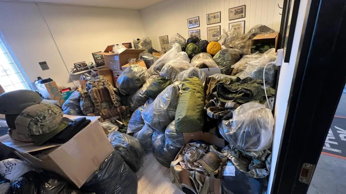 Militært udstyr hober sig op ved Grejfreak i Aarhus.