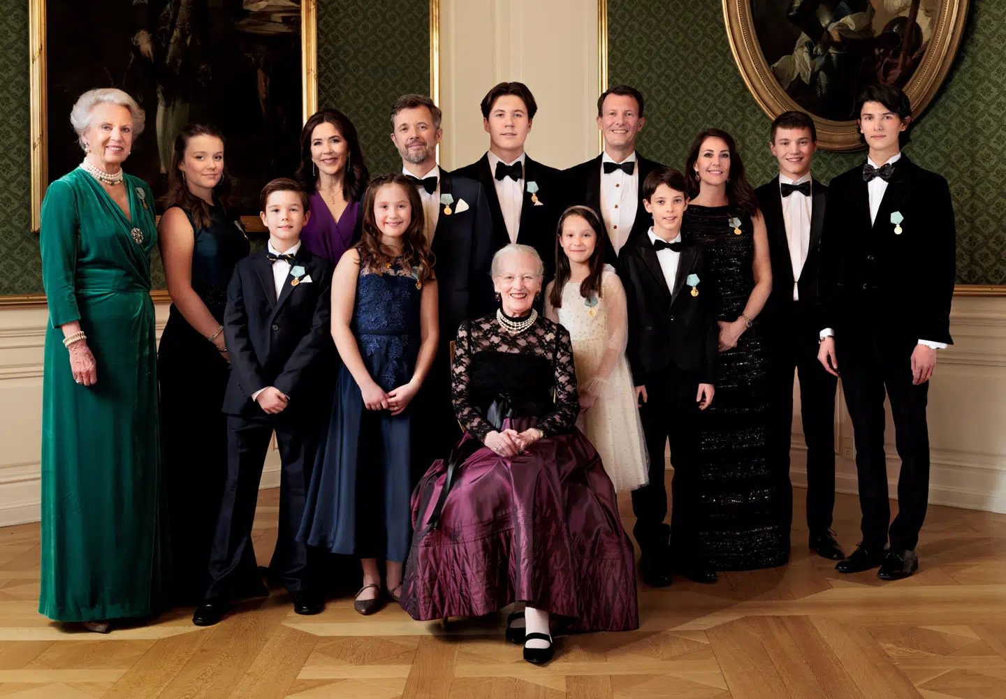 Prinsesse Isabella står næstyderst til venstre i billedet ved siden af prinsesse Benedikte. Foto: Steen Brogaard, Kongehuset