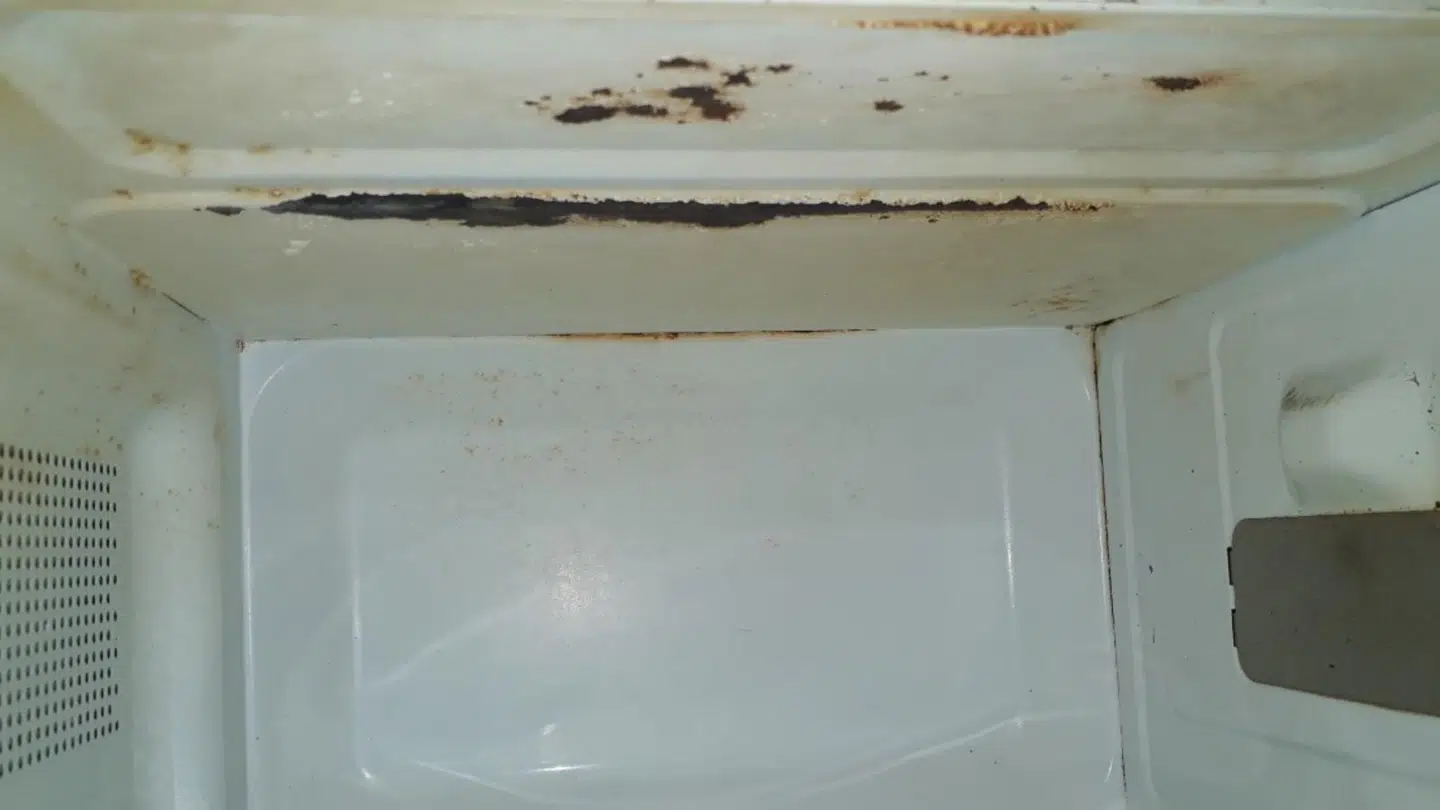 Sådan så en mikroovn ud indvendigt under et af kontrolbesøgene på Restaurant Magasasa – Dim Sum & Cocktails. Foto: Fødevarestyrelsen