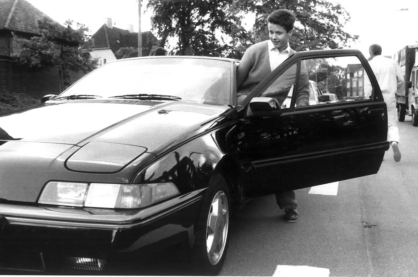 Kronprins Frederik med den Volvo, han fik til sin 18-års fødselsdag. Foto Jørgen Jessen.