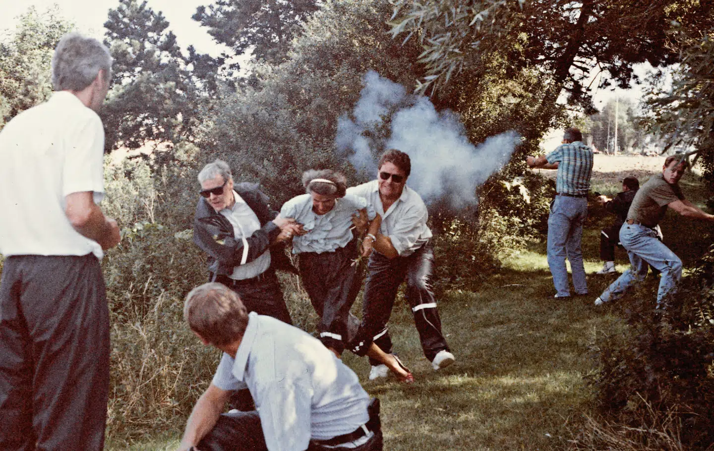 I 1976 blev Asbjørn Thyssen uddannet som en af de første livvagter i Danmark. Siden stod han selv for uddannelsen af nye kollegaer, der her er på øvelse. Privatfoto.