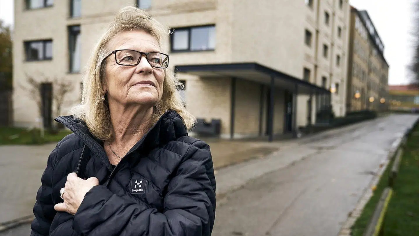 68-årige Helle de Lichtenberg fra Hellerup besøger jævnligt sin 97-årige mor, der er dement og bor på Lindely (i baggrunden). Hun er chokeret over, at plejehjemmet har fået et alvorligt påbud af myndighederne. Det er nemlig anden gang på et halvt år, det sker.