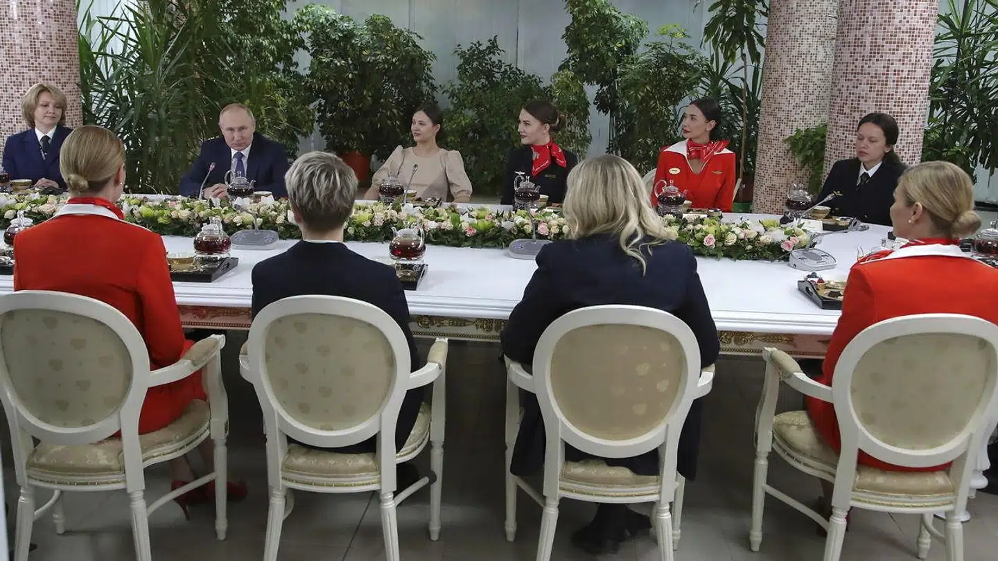 Vladimir Putin gentog senest sine krav om afmilitarisering af Ukraine ved en sceance lørdag, hvor han drak te med flere stewardesser fra flyselskabet Aeroflot