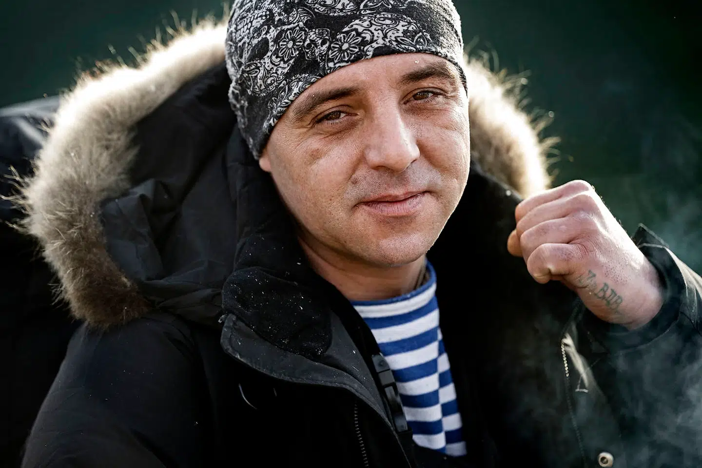 På den polsk-ukrainske grænse ved Hrebenne, sidder vennerne Sergei og Yuii.De er veteraner og har flere gange kæmpet mod russerne og nu tager de igen tilbage til deres fædreland for at gå i krig. Sergei var tidligere elitesoldat i de ukrainske faldskærmstropper.