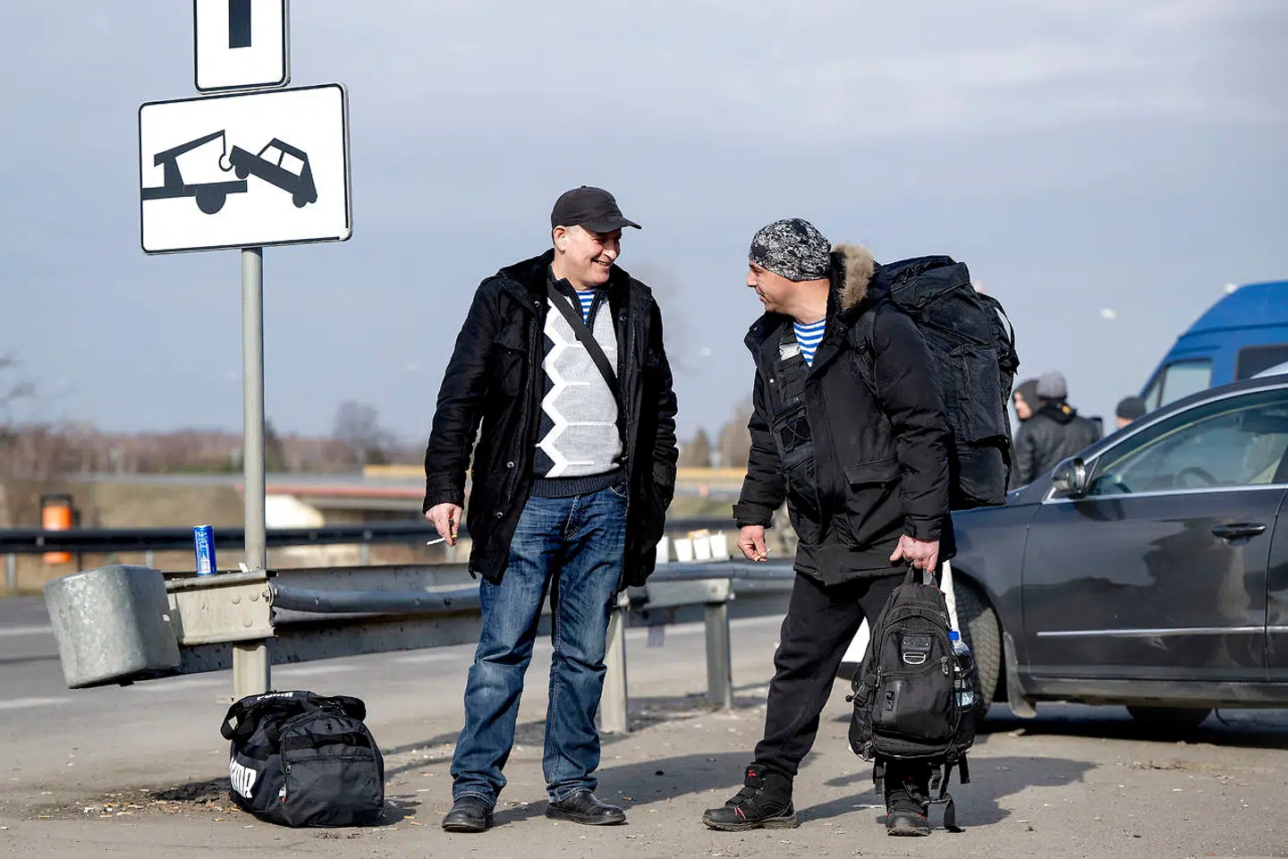 På den polsk-ukrainske grænse ved Hrebenne, sidder vennerne Sergei og Yuii.De er veteraner og har flere gange kæmpet mod russerne og nu tager de igen tilbage til deres fædreland for at gå i krig. Sergei og Yuii får en smøg, mens de venter på et lift ind i Ukraine.