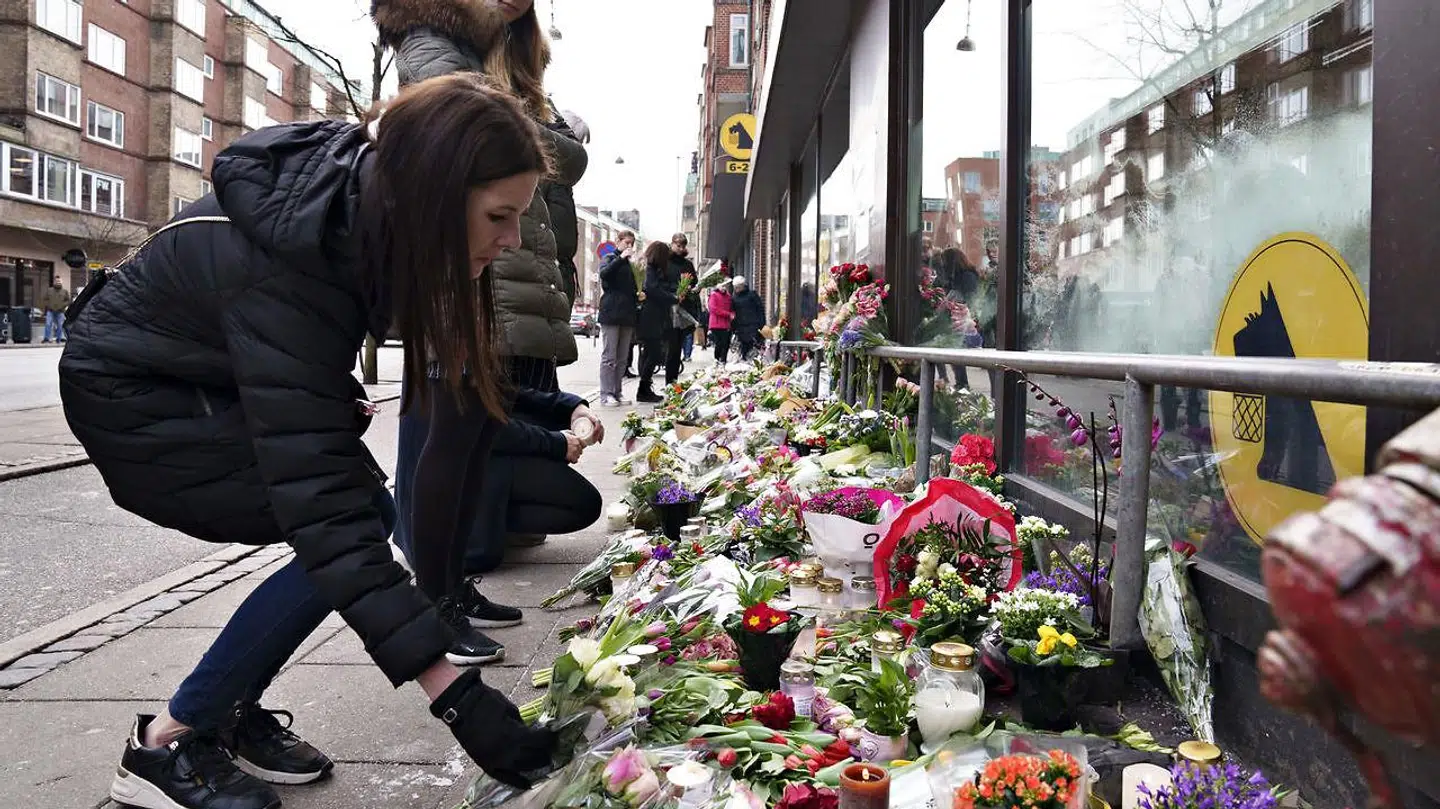 Blomster og lys til ære for Mia og Oliver ved Netto på Vesterbro i Aalborg, lørdag den 12. februar 2022. (Foto: Henning Bagger/Ritzau Scanpix)