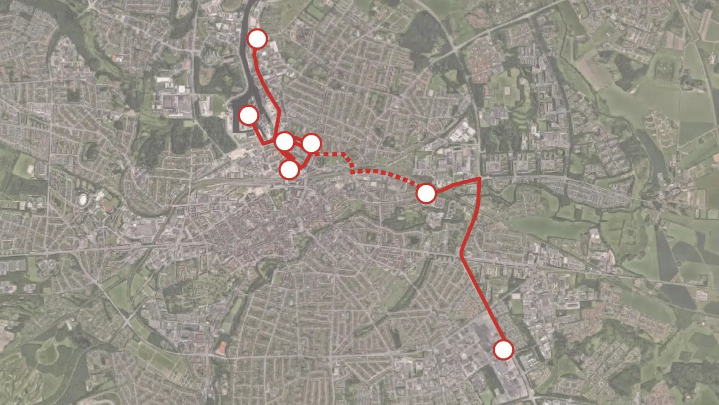 Gennem omfattende videoovervågning fra blandt andet stoppene ved Odense Letbane har Fyns Politi kunnet kortlægge, hvordan en gruppe formodede gerningsmænd har kørt rundt i det centrale Odense, inden knivoverfaldet på to unge mænd 13. januar. Foto: Stine Juhl/Wunderkind