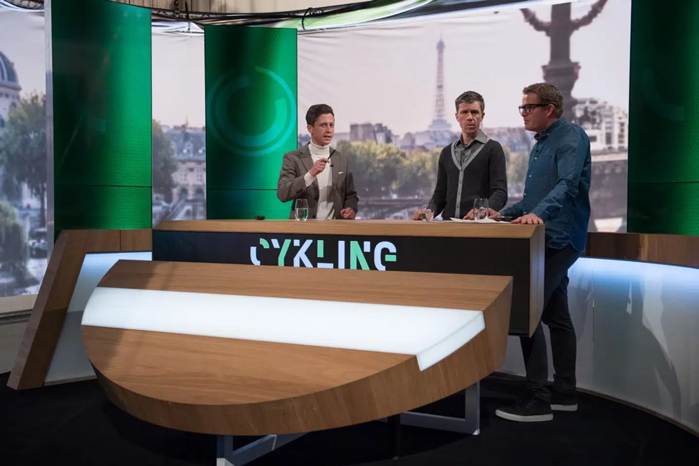 Chris Anker Sørensen gjorde debut som kommentator ved Paris-Nice i 2017. Her ses han i studiet med Rasmus Staghøj (tv.) og Rolf Sørensen (th.).