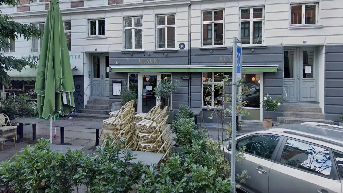 Mamemi ligger på Mysundegade på Vesterbro og er en blanding af et pizzeria og en vinbar. Trods sin popularitet bliver Mamemi kategoriseret som et 'broddent kar' af Fødevarestyrelsen, fordi restauranten adskillige gange har brudt fødevarereglerne. Foto: Google Street View