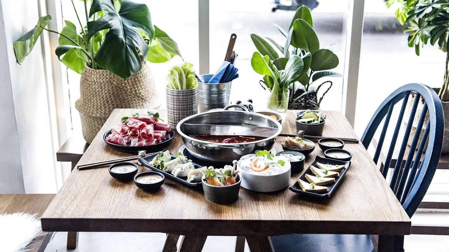 Maden på Hot Pot Republic tager sig lækkert ud på dette billede. Men restauranten har ikke desto fået flere sure smileys for at slække på fødevaresikkerheden. Arkivfoto