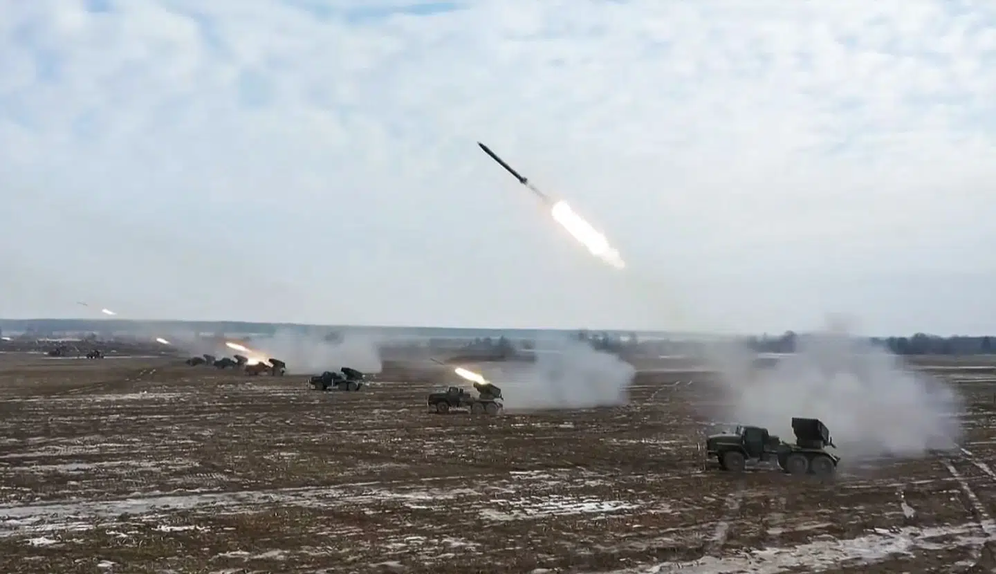 Russiske Grad-rakketter affyres under en øvelse i Belarus i Februar. De koventionelle våben anvendes nu hyppigt i krigen. Der er frygt for om russerne kan eskalere deres trusler om at anvende atomvåben.
