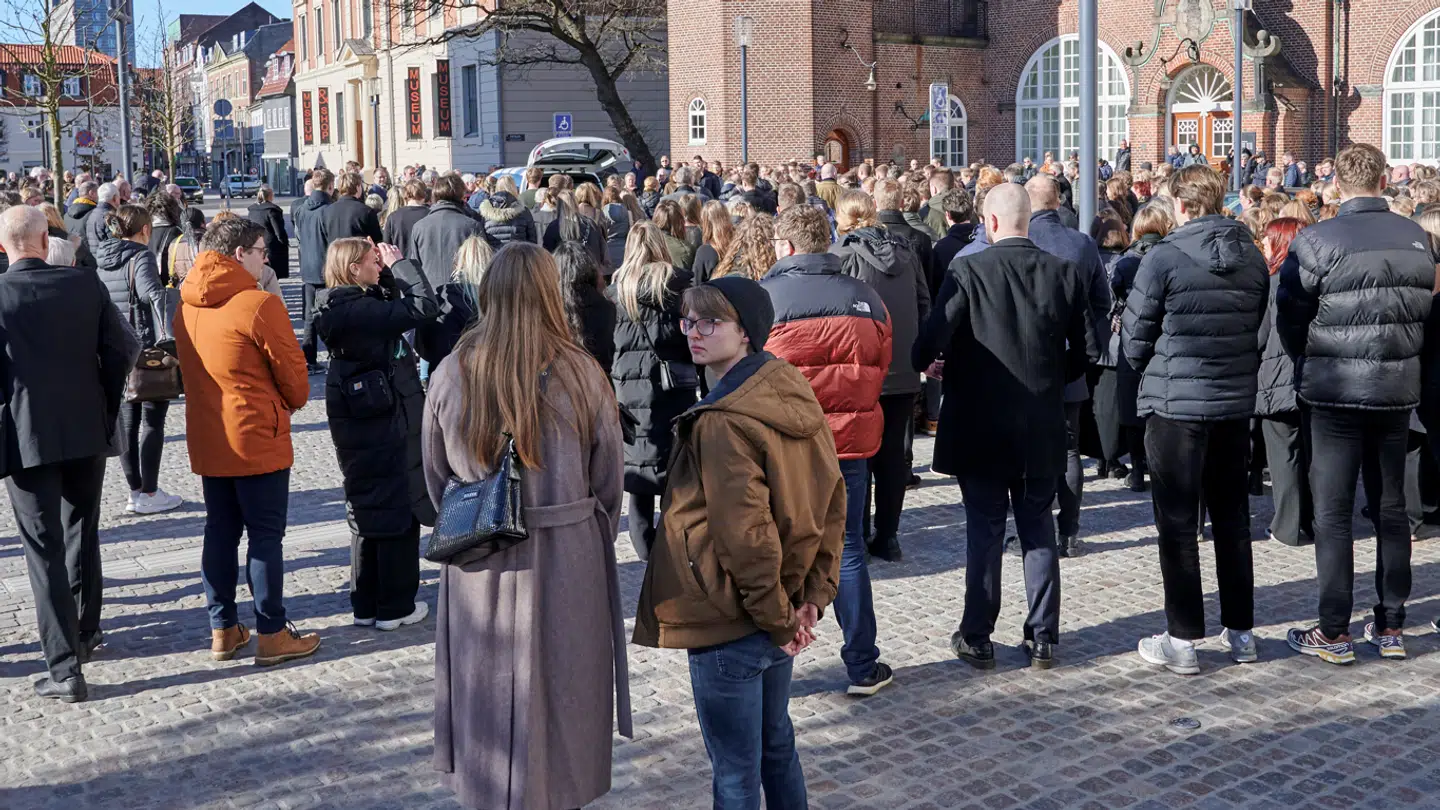 Mens kisten blev båret ind i rustvognen stod flere hundrede mennesker og betragtede afskeden.